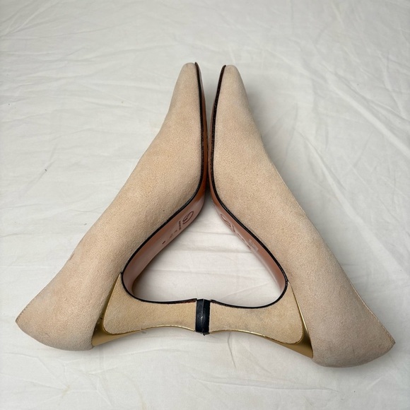 ST. JOHN Genuine Suede Leather Cream Heels Pumps Gold Trim 7.5 B - Picture 4 of 13